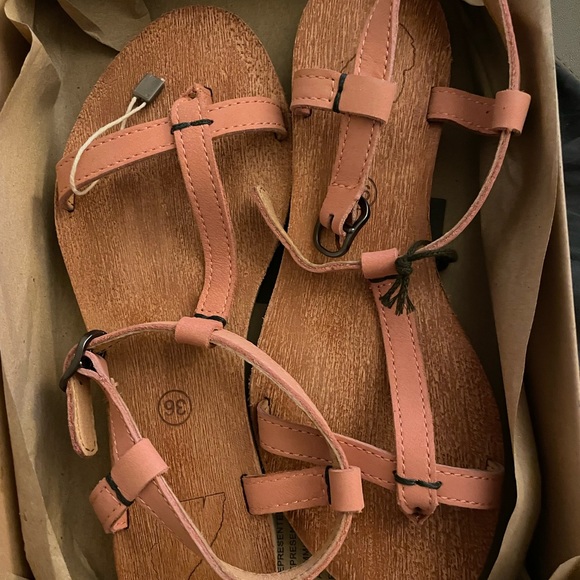 Satorisan Salmon colour leather thong/T-strap FLAT sandals NIB - Picture 3 of 5